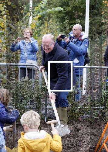 Alphen aan de Rijn 10 november 2021
Prinses Irene opent de Nationale Boomfeestdag. Samen met haar zoon prins Carlos, haar dochter prinses Margarita, schoondochter Viktoria en kleinkinderen plantte ze een Levensboom (een populier) in haar eigen Prinses IreneBos. Sterre Koning trad op .