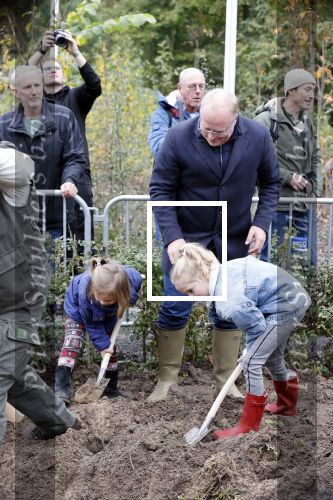 Alphen aan de Rijn 10 november 2021
Prinses Irene opent de Nationale Boomfeestdag. Samen met haar zoon prins Carlos, haar dochter prinses Margarita, schoondochter Viktoria en kleinkinderen plantte ze een Levensboom (een populier) in haar eigen Prinses IreneBos. Sterre Koning trad op .