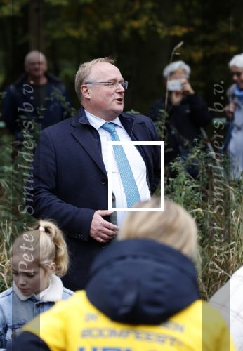 Alphen aan de Rijn 10 november 2021
Prinses Irene opent de Nationale Boomfeestdag. Samen met haar zoon prins Carlos, haar dochter prinses Margarita, schoondochter Viktoria en kleinkinderen plantte ze een Levensboom (een populier) in haar eigen Prinses IreneBos. Sterre Koning trad op .