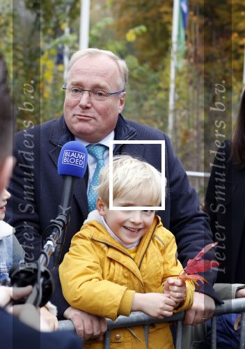 Alphen aan de Rijn 10 november 2021
Prinses Irene opent de Nationale Boomfeestdag. Samen met haar zoon prins Carlos, haar dochter prinses Margarita, schoondochter Viktoria en kleinkinderen plantte ze een Levensboom (een populier) in haar eigen Prinses IreneBos. Sterre Koning trad op .