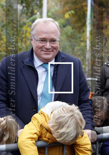 Alphen aan de Rijn 10 november 2021
Prinses Irene opent de Nationale Boomfeestdag. Samen met haar zoon prins Carlos, haar dochter prinses Margarita, schoondochter Viktoria en kleinkinderen plantte ze een Levensboom (een populier) in haar eigen Prinses IreneBos. Sterre Koning trad op .