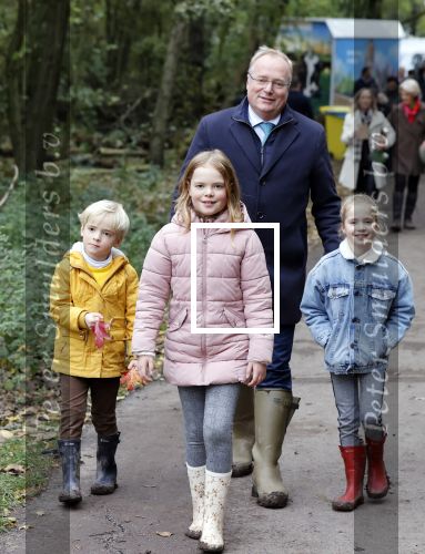 Alphen aan de Rijn 10 november 2021
Prinses Irene opent de Nationale Boomfeestdag. Samen met haar zoon prins Carlos, haar dochter prinses Margarita, schoondochter Viktoria en kleinkinderen plantte ze een Levensboom (een populier) in haar eigen Prinses IreneBos. Sterre Koning trad op .