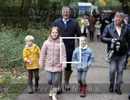 Alphen aan de Rijn 10 november 2021
Prinses Irene opent de Nationale Boomfeestdag. Samen met haar zoon prins Carlos, haar dochter prinses Margarita, schoondochter Viktoria en kleinkinderen plantte ze een Levensboom (een populier) in haar eigen Prinses IreneBos. Sterre Koning trad op .