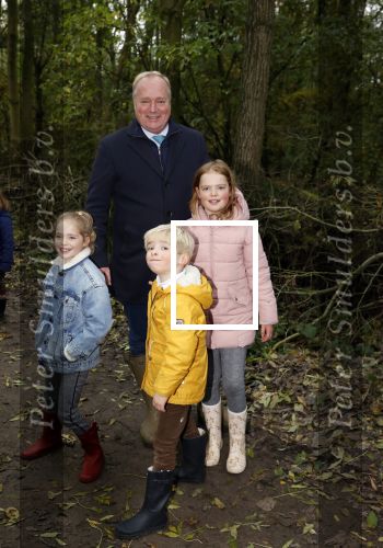 Alphen aan de Rijn 10 november 2021
Prinses Irene opent de Nationale Boomfeestdag. Samen met haar zoon prins Carlos, haar dochter prinses Margarita, schoondochter Viktoria en kleinkinderen plantte ze een Levensboom (een populier) in haar eigen Prinses IreneBos. Sterre Koning trad op .