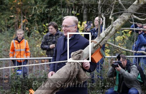Alphen aan de Rijn 10 november 2021
Prinses Irene opent de Nationale Boomfeestdag. Samen met haar zoon prins Carlos, haar dochter prinses Margarita, schoondochter Viktoria en kleinkinderen plantte ze een Levensboom (een populier) in haar eigen Prinses IreneBos. Sterre Koning trad op .