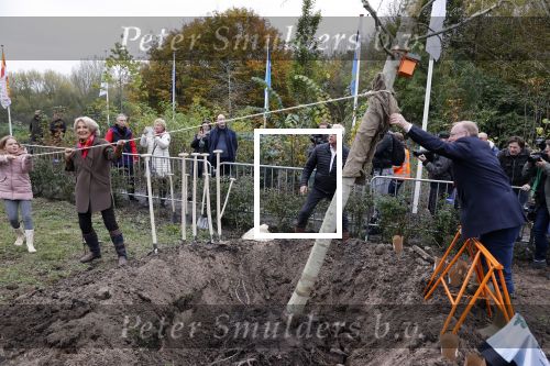 Alphen aan de Rijn 10 november 2021
Prinses Irene opent de Nationale Boomfeestdag. Samen met haar zoon prins Carlos, haar dochter prinses Margarita, schoondochter Viktoria en kleinkinderen plantte ze een Levensboom (een populier) in haar eigen Prinses IreneBos. Sterre Koning trad op .