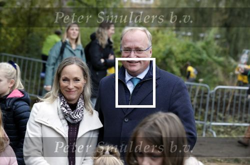 Alphen aan de Rijn 10 november 2021
Prinses Irene opent de Nationale Boomfeestdag. Samen met haar zoon prins Carlos, haar dochter prinses Margarita, schoondochter Viktoria en kleinkinderen plantte ze een Levensboom (een populier) in haar eigen Prinses IreneBos. Sterre Koning trad op .