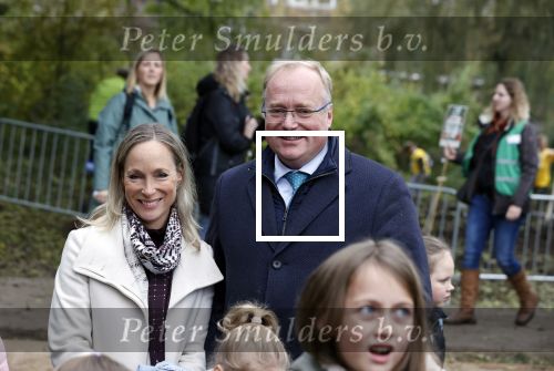 Alphen aan de Rijn 10 november 2021
Prinses Irene opent de Nationale Boomfeestdag. Samen met haar zoon prins Carlos, haar dochter prinses Margarita, schoondochter Viktoria en kleinkinderen plantte ze een Levensboom (een populier) in haar eigen Prinses IreneBos. Sterre Koning trad op .