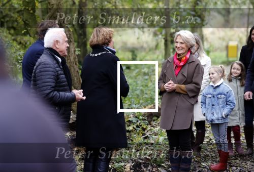 Alphen aan de Rijn 10 november 2021
Prinses Irene opent de Nationale Boomfeestdag. Samen met haar zoon prins Carlos, haar dochter prinses Margarita, schoondochter Viktoria en kleinkinderen plantte ze een Levensboom (een populier) in haar eigen Prinses IreneBos. Sterre Koning trad op .