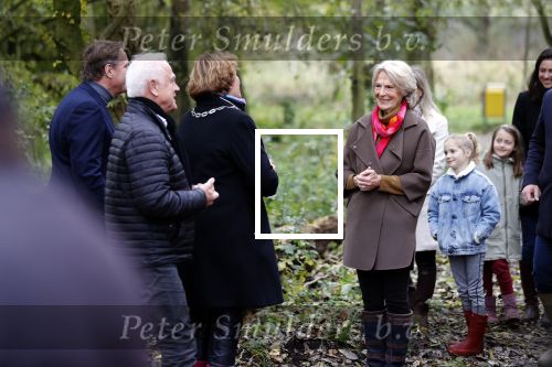 Alphen aan de Rijn 10 november 2021
Prinses Irene opent de Nationale Boomfeestdag. Samen met haar zoon prins Carlos, haar dochter prinses Margarita, schoondochter Viktoria en kleinkinderen plantte ze een Levensboom (een populier) in haar eigen Prinses IreneBos. Sterre Koning trad op .