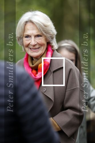 Alphen aan de Rijn 10 november 2021
Prinses Irene opent de Nationale Boomfeestdag. Samen met haar zoon prins Carlos, haar dochter prinses Margarita, schoondochter Viktoria en kleinkinderen plantte ze een Levensboom (een populier) in haar eigen Prinses IreneBos. Sterre Koning trad op .