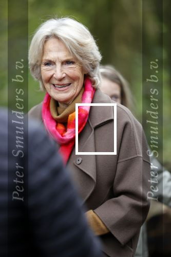 Alphen aan de Rijn 10 november 2021
Prinses Irene opent de Nationale Boomfeestdag. Samen met haar zoon prins Carlos, haar dochter prinses Margarita, schoondochter Viktoria en kleinkinderen plantte ze een Levensboom (een populier) in haar eigen Prinses IreneBos. Sterre Koning trad op .