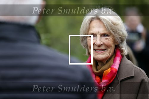 Alphen aan de Rijn 10 november 2021
Prinses Irene opent de Nationale Boomfeestdag. Samen met haar zoon prins Carlos, haar dochter prinses Margarita, schoondochter Viktoria en kleinkinderen plantte ze een Levensboom (een populier) in haar eigen Prinses IreneBos. Sterre Koning trad op .