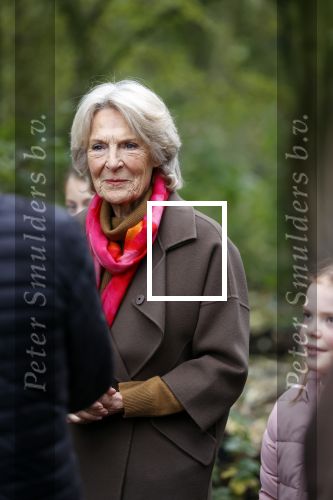 Alphen aan de Rijn 10 november 2021
Prinses Irene opent de Nationale Boomfeestdag. Samen met haar zoon prins Carlos, haar dochter prinses Margarita, schoondochter Viktoria en kleinkinderen plantte ze een Levensboom (een populier) in haar eigen Prinses IreneBos. Sterre Koning trad op .