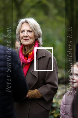 Alphen aan de Rijn 10 november 2021
Prinses Irene opent de Nationale Boomfeestdag. Samen met haar zoon prins Carlos, haar dochter prinses Margarita, schoondochter Viktoria en kleinkinderen plantte ze een Levensboom (een populier) in haar eigen Prinses IreneBos. Sterre Koning trad op .