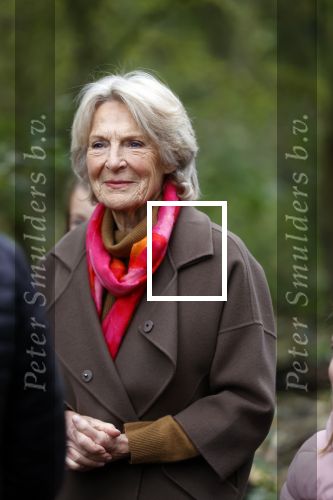 Alphen aan de Rijn 10 november 2021
Prinses Irene opent de Nationale Boomfeestdag. Samen met haar zoon prins Carlos, haar dochter prinses Margarita, schoondochter Viktoria en kleinkinderen plantte ze een Levensboom (een populier) in haar eigen Prinses IreneBos. Sterre Koning trad op .