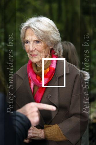 Alphen aan de Rijn 10 november 2021
Prinses Irene opent de Nationale Boomfeestdag. Samen met haar zoon prins Carlos, haar dochter prinses Margarita, schoondochter Viktoria en kleinkinderen plantte ze een Levensboom (een populier) in haar eigen Prinses IreneBos. Sterre Koning trad op .