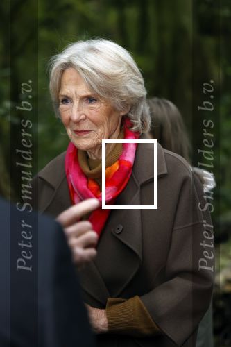 Alphen aan de Rijn 10 november 2021
Prinses Irene opent de Nationale Boomfeestdag. Samen met haar zoon prins Carlos, haar dochter prinses Margarita, schoondochter Viktoria en kleinkinderen plantte ze een Levensboom (een populier) in haar eigen Prinses IreneBos. Sterre Koning trad op .