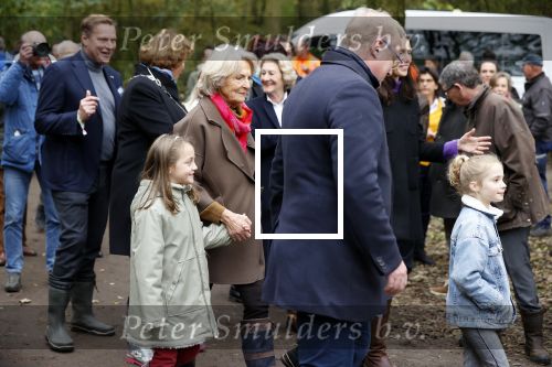 Alphen aan de Rijn 10 november 2021
Prinses Irene opent de Nationale Boomfeestdag. Samen met haar zoon prins Carlos, haar dochter prinses Margarita, schoondochter Viktoria en kleinkinderen plantte ze een Levensboom (een populier) in haar eigen Prinses IreneBos. Sterre Koning trad op .