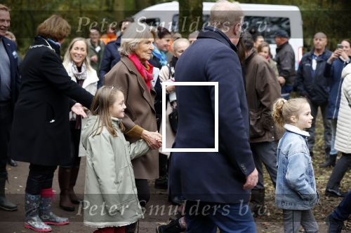 Alphen aan de Rijn 10 november 2021
Prinses Irene opent de Nationale Boomfeestdag. Samen met haar zoon prins Carlos, haar dochter prinses Margarita, schoondochter Viktoria en kleinkinderen plantte ze een Levensboom (een populier) in haar eigen Prinses IreneBos. Sterre Koning trad op .