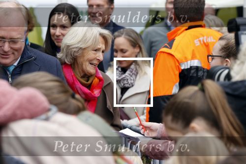 Alphen aan de Rijn 10 november 2021
Prinses Irene opent de Nationale Boomfeestdag. Samen met haar zoon prins Carlos, haar dochter prinses Margarita, schoondochter Viktoria en kleinkinderen plantte ze een Levensboom (een populier) in haar eigen Prinses IreneBos. Sterre Koning trad op .