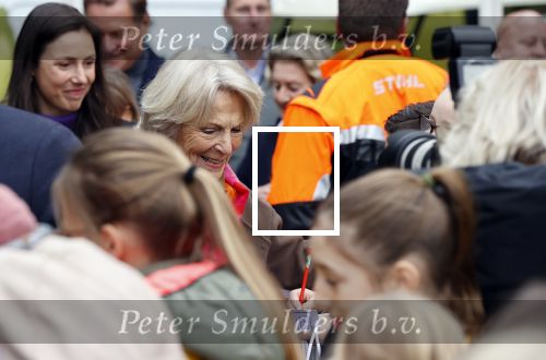 Alphen aan de Rijn 10 november 2021
Prinses Irene opent de Nationale Boomfeestdag. Samen met haar zoon prins Carlos, haar dochter prinses Margarita, schoondochter Viktoria en kleinkinderen plantte ze een Levensboom (een populier) in haar eigen Prinses IreneBos. Sterre Koning trad op .
