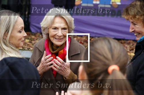 Alphen aan de Rijn 10 november 2021
Prinses Irene opent de Nationale Boomfeestdag. Samen met haar zoon prins Carlos, haar dochter prinses Margarita, schoondochter Viktoria en kleinkinderen plantte ze een Levensboom (een populier) in haar eigen Prinses IreneBos. Sterre Koning trad op .