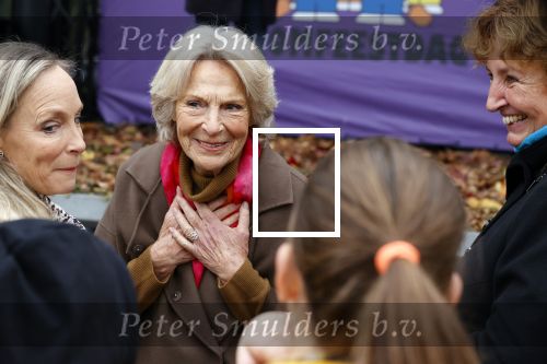 Alphen aan de Rijn 10 november 2021
Prinses Irene opent de Nationale Boomfeestdag. Samen met haar zoon prins Carlos, haar dochter prinses Margarita, schoondochter Viktoria en kleinkinderen plantte ze een Levensboom (een populier) in haar eigen Prinses IreneBos. Sterre Koning trad op .