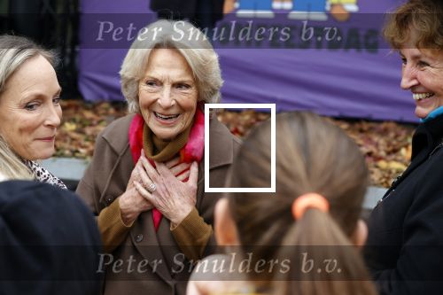 Alphen aan de Rijn 10 november 2021
Prinses Irene opent de Nationale Boomfeestdag. Samen met haar zoon prins Carlos, haar dochter prinses Margarita, schoondochter Viktoria en kleinkinderen plantte ze een Levensboom (een populier) in haar eigen Prinses IreneBos. Sterre Koning trad op .