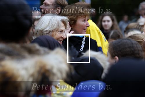 Alphen aan de Rijn 10 november 2021
Prinses Irene opent de Nationale Boomfeestdag. Samen met haar zoon prins Carlos, haar dochter prinses Margarita, schoondochter Viktoria en kleinkinderen plantte ze een Levensboom (een populier) in haar eigen Prinses IreneBos. Sterre Koning trad op .