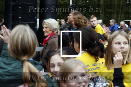 Alphen aan de Rijn 10 november 2021
Prinses Irene opent de Nationale Boomfeestdag. Samen met haar zoon prins Carlos, haar dochter prinses Margarita, schoondochter Viktoria en kleinkinderen plantte ze een Levensboom (een populier) in haar eigen Prinses IreneBos. Sterre Koning trad op .