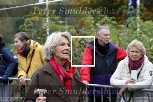 Alphen aan de Rijn 10 november 2021
Prinses Irene opent de Nationale Boomfeestdag. Samen met haar zoon prins Carlos, haar dochter prinses Margarita, schoondochter Viktoria en kleinkinderen plantte ze een Levensboom (een populier) in haar eigen Prinses IreneBos. Sterre Koning trad op .