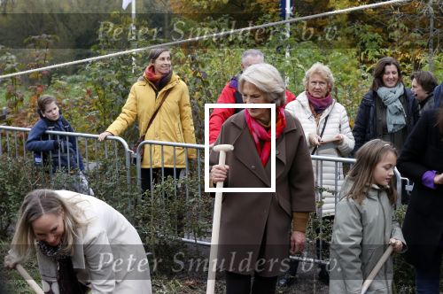 Alphen aan de Rijn 10 november 2021
Prinses Irene opent de Nationale Boomfeestdag. Samen met haar zoon prins Carlos, haar dochter prinses Margarita, schoondochter Viktoria en kleinkinderen plantte ze een Levensboom (een populier) in haar eigen Prinses IreneBos. Sterre Koning trad op .