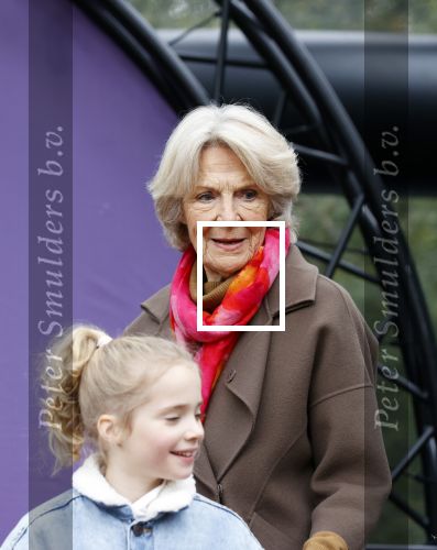 Alphen aan de Rijn 10 november 2021
Prinses Irene opent de Nationale Boomfeestdag. Samen met haar zoon prins Carlos, haar dochter prinses Margarita, schoondochter Viktoria en kleinkinderen plantte ze een Levensboom (een populier) in haar eigen Prinses IreneBos. Sterre Koning trad op .