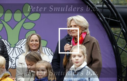 Alphen aan de Rijn 10 november 2021
Prinses Irene opent de Nationale Boomfeestdag. Samen met haar zoon prins Carlos, haar dochter prinses Margarita, schoondochter Viktoria en kleinkinderen plantte ze een Levensboom (een populier) in haar eigen Prinses IreneBos. Sterre Koning trad op .