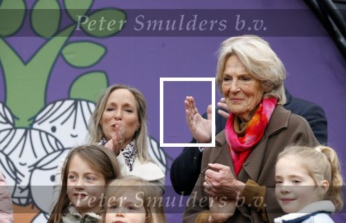 Alphen aan de Rijn 10 november 2021
Prinses Irene opent de Nationale Boomfeestdag. Samen met haar zoon prins Carlos, haar dochter prinses Margarita, schoondochter Viktoria en kleinkinderen plantte ze een Levensboom (een populier) in haar eigen Prinses IreneBos. Sterre Koning trad op .