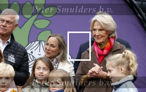 Alphen aan de Rijn 10 november 2021
Prinses Irene opent de Nationale Boomfeestdag. Samen met haar zoon prins Carlos, haar dochter prinses Margarita, schoondochter Viktoria en kleinkinderen plantte ze een Levensboom (een populier) in haar eigen Prinses IreneBos. Sterre Koning trad op .