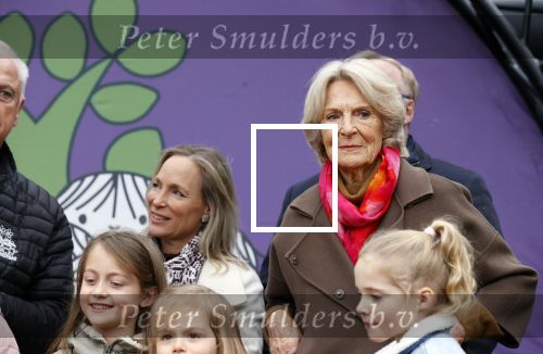 Alphen aan de Rijn 10 november 2021
Prinses Irene opent de Nationale Boomfeestdag. Samen met haar zoon prins Carlos, haar dochter prinses Margarita, schoondochter Viktoria en kleinkinderen plantte ze een Levensboom (een populier) in haar eigen Prinses IreneBos. Sterre Koning trad op .
