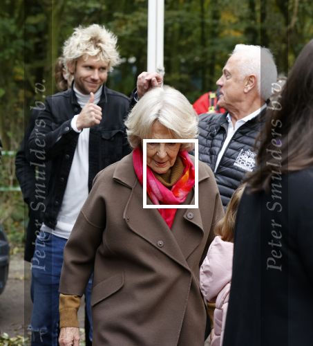 Alphen aan de Rijn 10 november 2021
Prinses Irene opent de Nationale Boomfeestdag. Samen met haar zoon prins Carlos, haar dochter prinses Margarita, schoondochter Viktoria en kleinkinderen plantte ze een Levensboom (een populier) in haar eigen Prinses IreneBos. Sterre Koning trad op .
