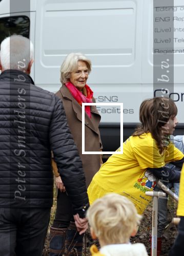 Alphen aan de Rijn 10 november 2021
Prinses Irene opent de Nationale Boomfeestdag. Samen met haar zoon prins Carlos, haar dochter prinses Margarita, schoondochter Viktoria en kleinkinderen plantte ze een Levensboom (een populier) in haar eigen Prinses IreneBos. Sterre Koning trad op .