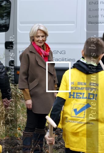 Alphen aan de Rijn 10 november 2021
Prinses Irene opent de Nationale Boomfeestdag. Samen met haar zoon prins Carlos, haar dochter prinses Margarita, schoondochter Viktoria en kleinkinderen plantte ze een Levensboom (een populier) in haar eigen Prinses IreneBos. Sterre Koning trad op .