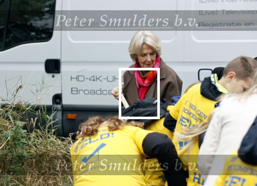 Alphen aan de Rijn 10 november 2021
Prinses Irene opent de Nationale Boomfeestdag. Samen met haar zoon prins Carlos, haar dochter prinses Margarita, schoondochter Viktoria en kleinkinderen plantte ze een Levensboom (een populier) in haar eigen Prinses IreneBos. Sterre Koning trad op .