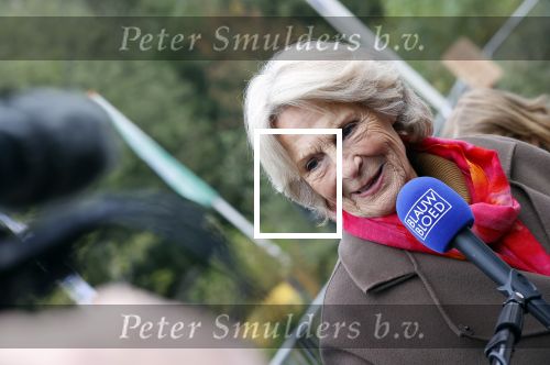 Alphen aan de Rijn 10 november 2021
Prinses Irene opent de Nationale Boomfeestdag. Samen met haar zoon prins Carlos, haar dochter prinses Margarita, schoondochter Viktoria en kleinkinderen plantte ze een Levensboom (een populier) in haar eigen Prinses IreneBos. Sterre Koning trad op .