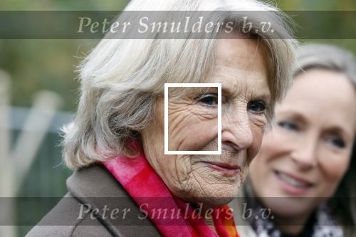 Alphen aan de Rijn 10 november 2021
Prinses Irene opent de Nationale Boomfeestdag. Samen met haar zoon prins Carlos, haar dochter prinses Margarita, schoondochter Viktoria en kleinkinderen plantte ze een Levensboom (een populier) in haar eigen Prinses IreneBos. Sterre Koning trad op .