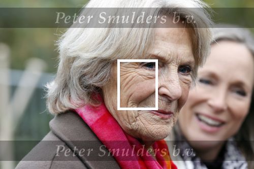 Alphen aan de Rijn 10 november 2021
Prinses Irene opent de Nationale Boomfeestdag. Samen met haar zoon prins Carlos, haar dochter prinses Margarita, schoondochter Viktoria en kleinkinderen plantte ze een Levensboom (een populier) in haar eigen Prinses IreneBos. Sterre Koning trad op .