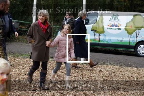 Alphen aan de Rijn 10 november 2021
Prinses Irene opent de Nationale Boomfeestdag. Samen met haar zoon prins Carlos, haar dochter prinses Margarita, schoondochter Viktoria en kleinkinderen plantte ze een Levensboom (een populier) in haar eigen Prinses IreneBos. Sterre Koning trad op .