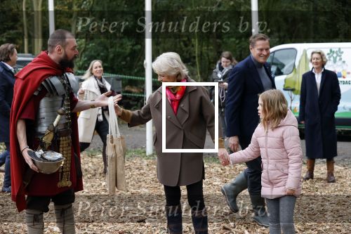 Alphen aan de Rijn 10 november 2021
Prinses Irene opent de Nationale Boomfeestdag. Samen met haar zoon prins Carlos, haar dochter prinses Margarita, schoondochter Viktoria en kleinkinderen plantte ze een Levensboom (een populier) in haar eigen Prinses IreneBos. Sterre Koning trad op .