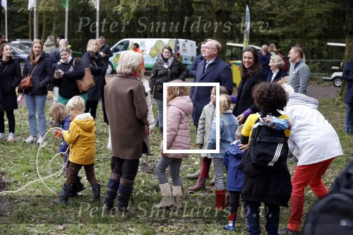 Alphen aan de Rijn 10 november 2021
Prinses Irene opent de Nationale Boomfeestdag. Samen met haar zoon prins Carlos, haar dochter prinses Margarita, schoondochter Viktoria en kleinkinderen plantte ze een Levensboom (een populier) in haar eigen Prinses IreneBos. Sterre Koning trad op .