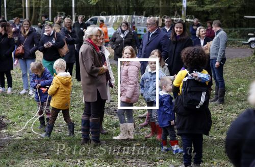 Alphen aan de Rijn 10 november 2021
Prinses Irene opent de Nationale Boomfeestdag. Samen met haar zoon prins Carlos, haar dochter prinses Margarita, schoondochter Viktoria en kleinkinderen plantte ze een Levensboom (een populier) in haar eigen Prinses IreneBos. Sterre Koning trad op .