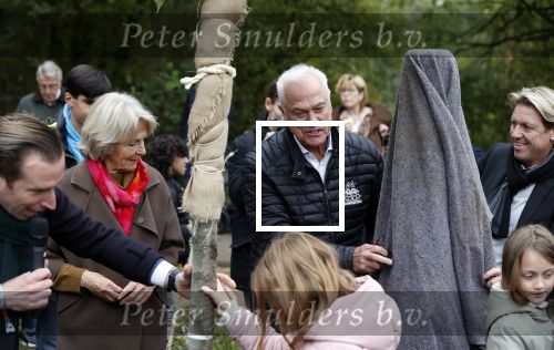 Alphen aan de Rijn 10 november 2021
Prinses Irene opent de Nationale Boomfeestdag. Samen met haar zoon prins Carlos, haar dochter prinses Margarita, schoondochter Viktoria en kleinkinderen plantte ze een Levensboom (een populier) in haar eigen Prinses IreneBos. Sterre Koning trad op .